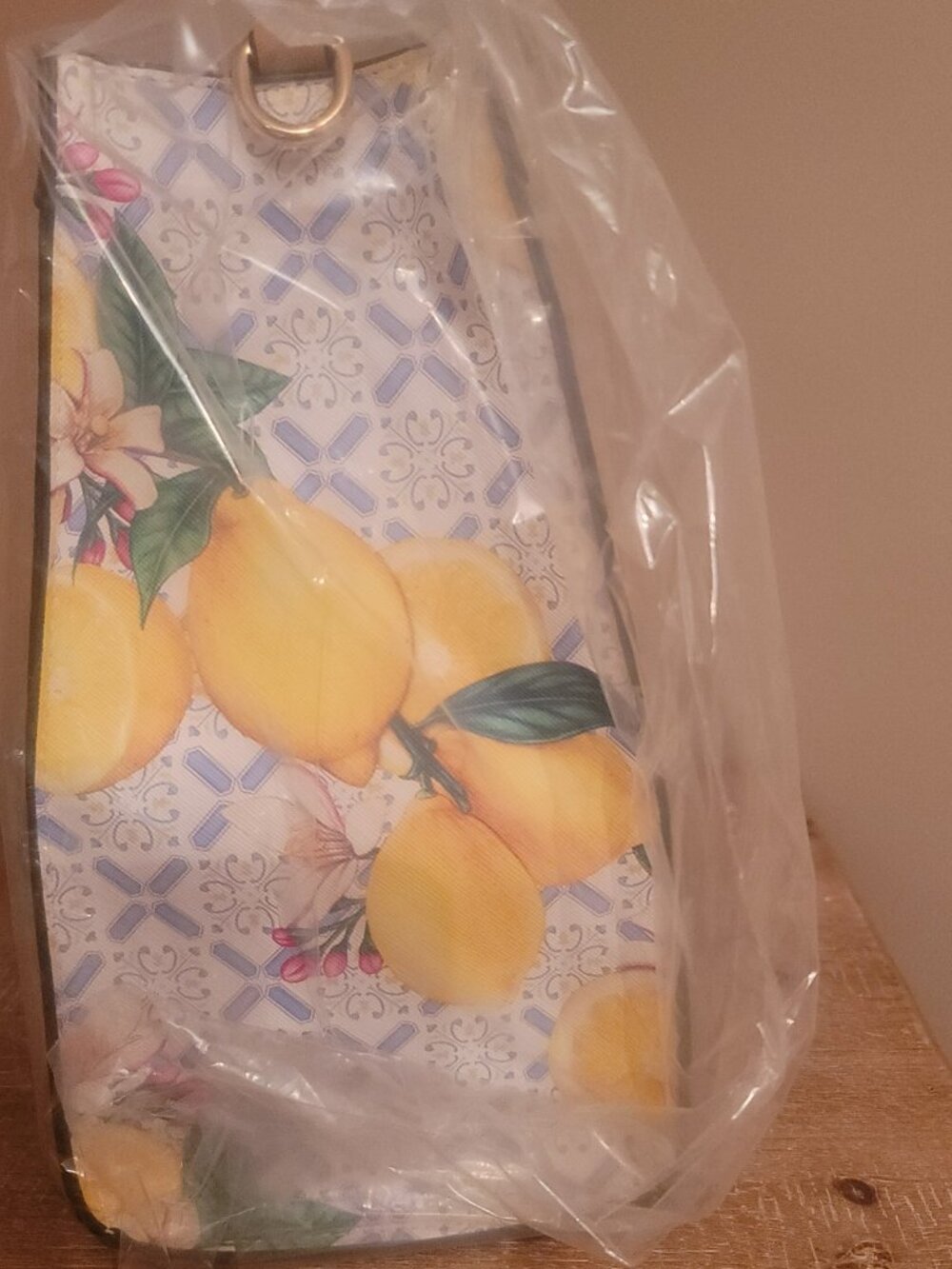 Giani Bernini - Lemon Print Saffiano Medium Book Tote/Purse. Brand new. - Picture 2 of 7